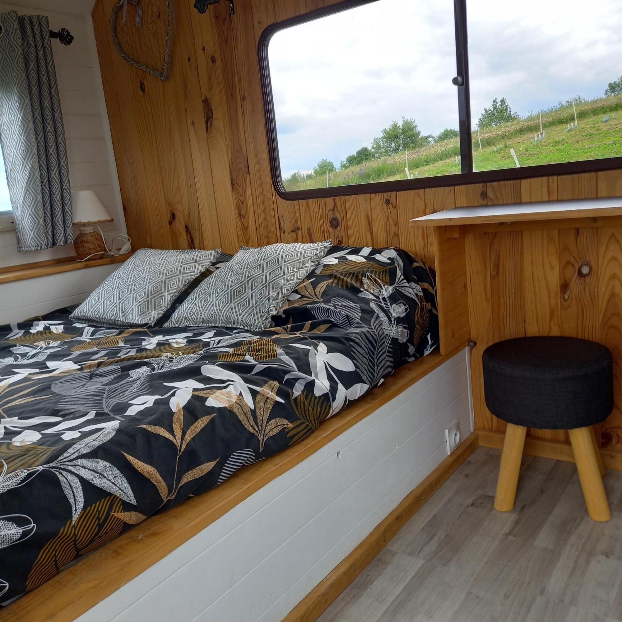 Saint-Barthelemy-le-Plain Camping Car Vintage מראה חיצוני תמונה